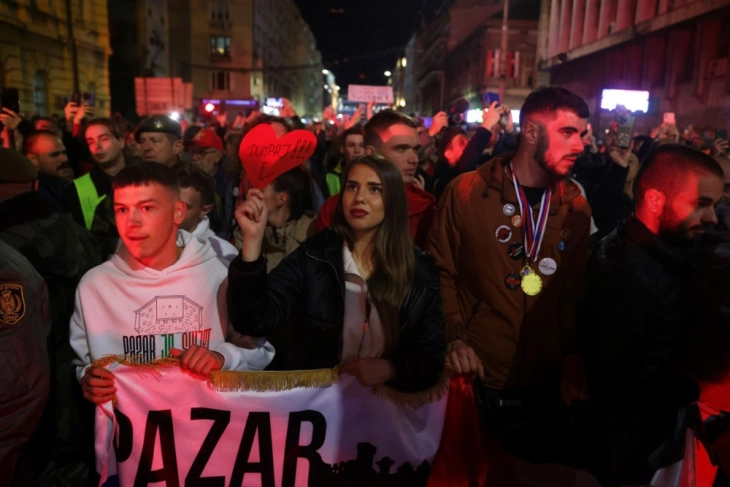 Илјадници белграѓани пречекаа студенти од Нови Пазар кои пешачат кон Нови Сад на комеморативен собир в сабота