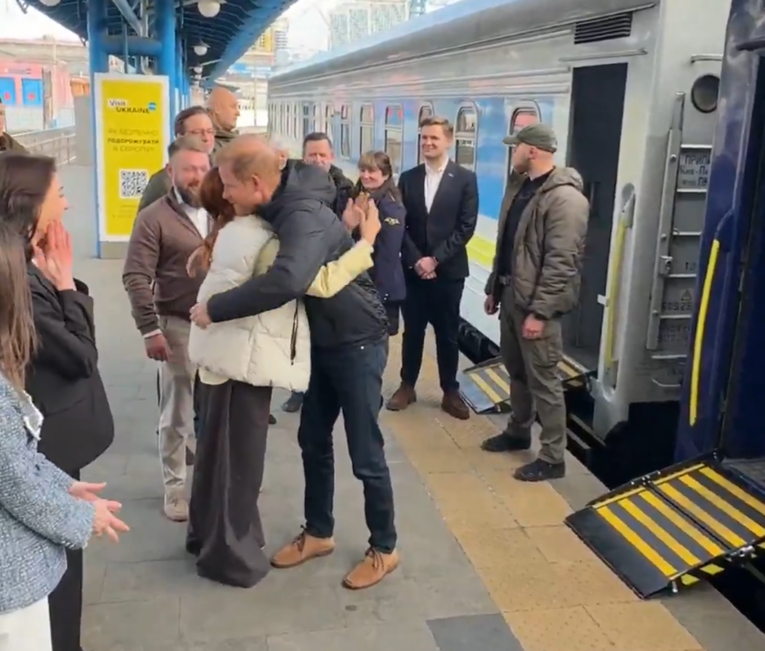 (Видео) Принцот Хари ненајавено пристигна во Киев