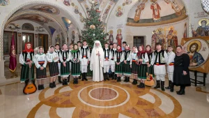 Романскиот патријарх Даниел прими околу сто млади коледари во патријаршиската резиденција