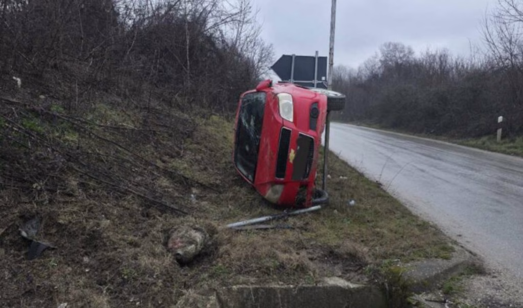 Сообраќајна несреќа на стариот пат Скопје – Тетово, автомобил излета од патот и се преврти!