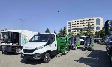 Град Скопје и уште 10 општини добија 49 нови комунални возила