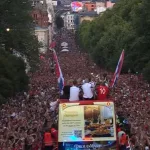 Спектакуларно: Повеќе од 100.000 навивачи ги дочекаа фудбалерите на Норвешка во Осло! (Видео)