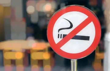 ИЗМЕНИ ВО ЗАКОНОТ ЗА ПУШЕЊЕ: Владата и угостителите се договорија – терасите ќе треба да бидат отворени од најмалку две страни