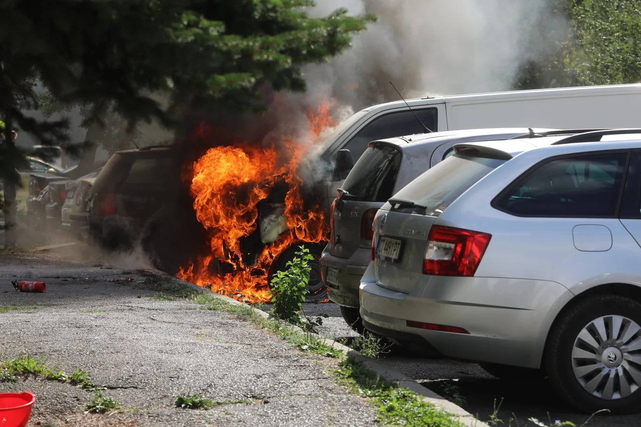 (Видео) Опожарени неколку возила под скопското Кале: припадник на Армијата со брза реакција го спречил ширењето на огнот