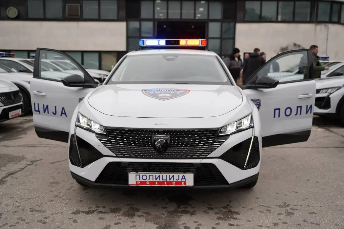 Дрвокрадци со камион удриле во полициски автомобил во Липково, па физички ги нападнале двајцата полицајци