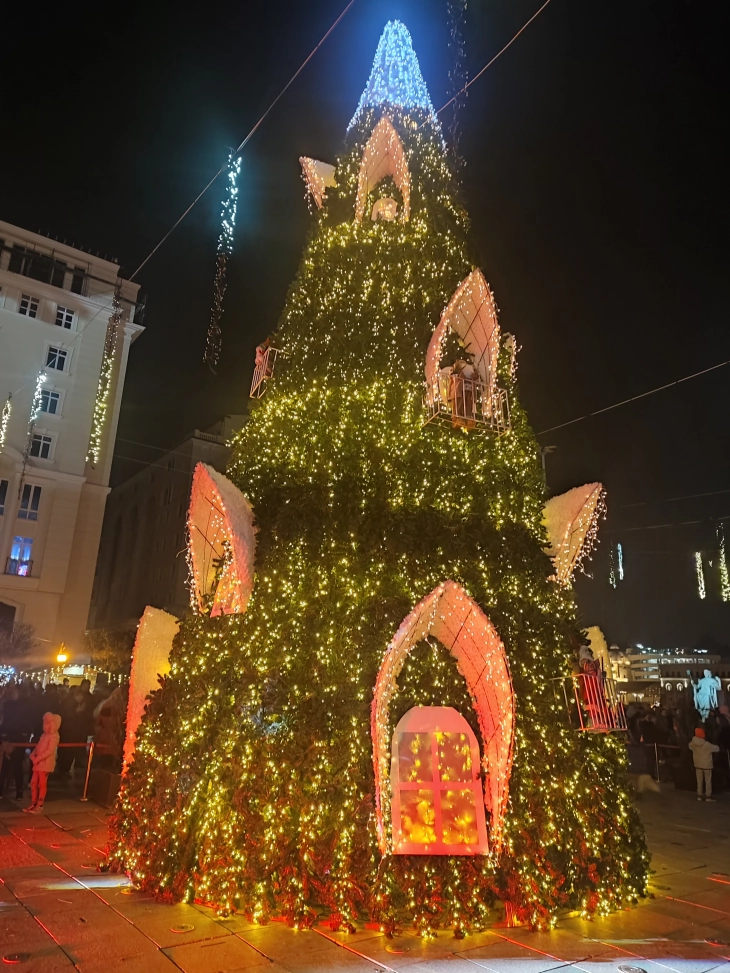 Осветлена елката на скопскиот плоштад – започна празничната програма „Новoгодишна зимска бајка“