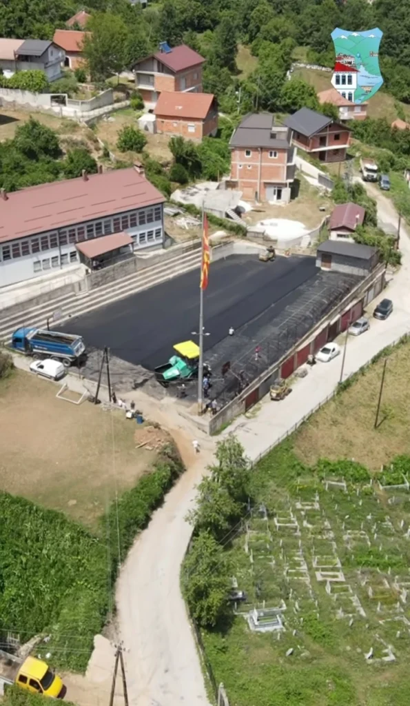 Градоначалникот Меља на увид во работите за реконструкција на спортското игралиште во Могорче