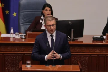 Мицкоски до Беџети: Немам ништо против употребата на албанскиот јазик, луѓето во 21. век на Марс се качија, вие се обидувате да добиете поени со ситен популизам