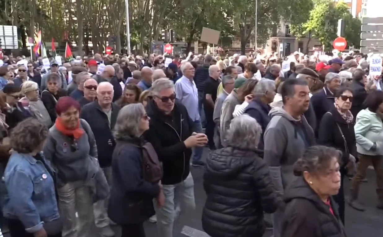 (Видео) Шпанците бараат сигурни пензии, илјадници протестираа во Мадрид