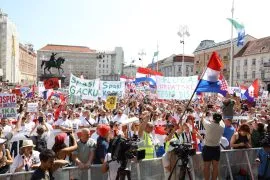 Илјадници излегоа на масовен протест во Загреб поради скандалот со отпадот