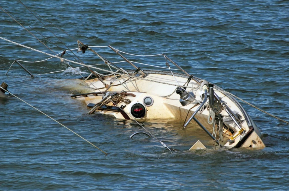 Четири лица загинаа во судир меѓу рибарски брод и товарен брод во североисточна Јапонија