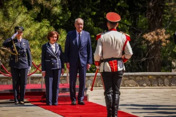 Претседателката Сиљановска-Давкова го пречека швајцарскиот колега, Пармелан со највисоки државни и воени почести – посетата оценета како историска