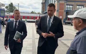 (ВИДЕО) ИНЦИДЕНТ НА ЖЕЛЕЗНИЧКАТА СТАНИЦА ВО БУДИМПЕШТА: Маж го плукна унгарскиот премиер Петер Маѓар