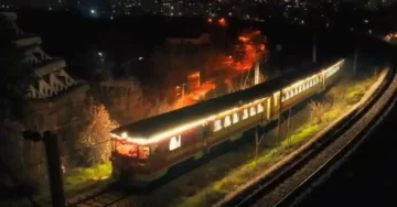 ЗА ПРВПАТ: Железници со специјално украсен новогодишен воз и празнично возење