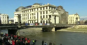 (ВО ЖИВО) Традиционалното осветување на водите на реката Вардар во Скопје