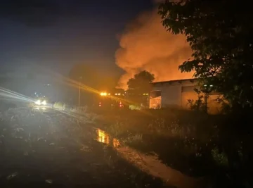 (ВИДЕО) ГОЛЕМ ПОЖАР ИЗБУВНА ВЧЕРА ВО РАДОВИШ: Гореле погони и машини во поранешен „Декортекс“