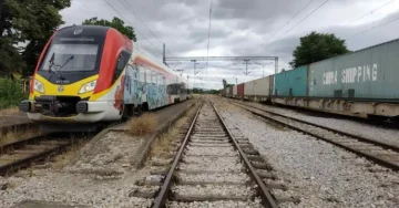 ГРАДСКИОТ ВОЗ ЗАПОЧНА ДА СООБРАЌА: Три линии од Зелениково до Нова железничка станица во Скопје