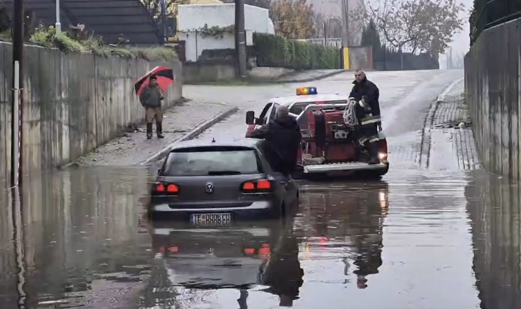 ФОТО Автомобили заглавени во подвозниците, во Тетово поплава!