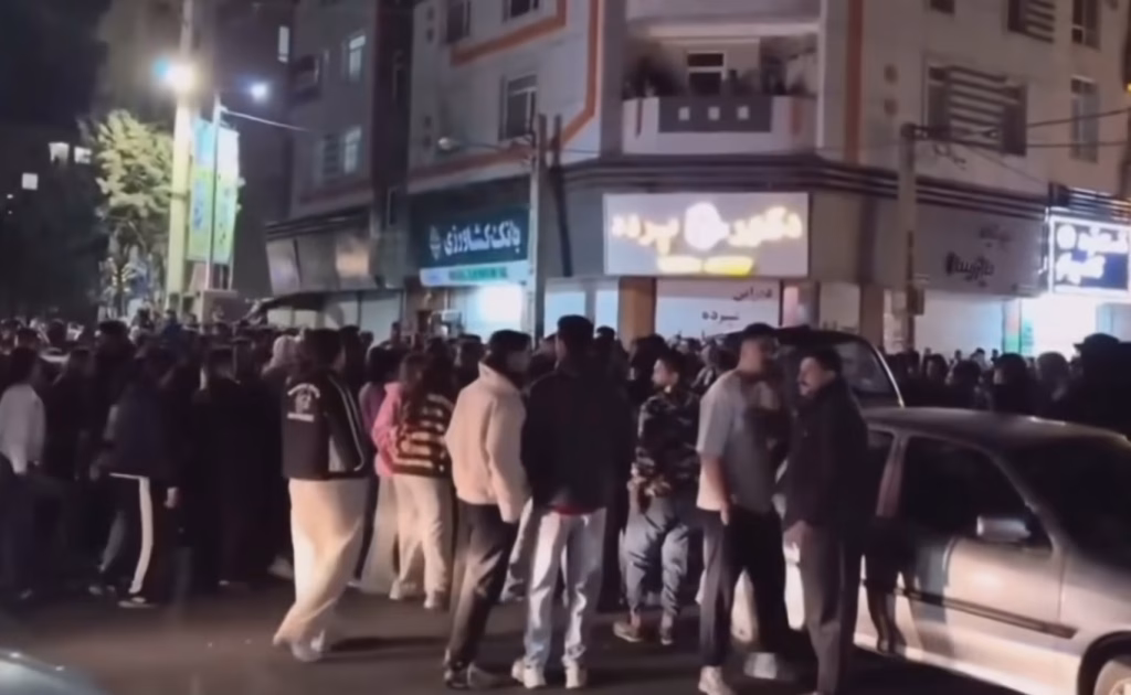 Како Иранците ја слават смртта на врховниот лидер Хамнеи: Танцување и пеење по улиците, мавтање со знамиња од пред револуцијата во 1979 година