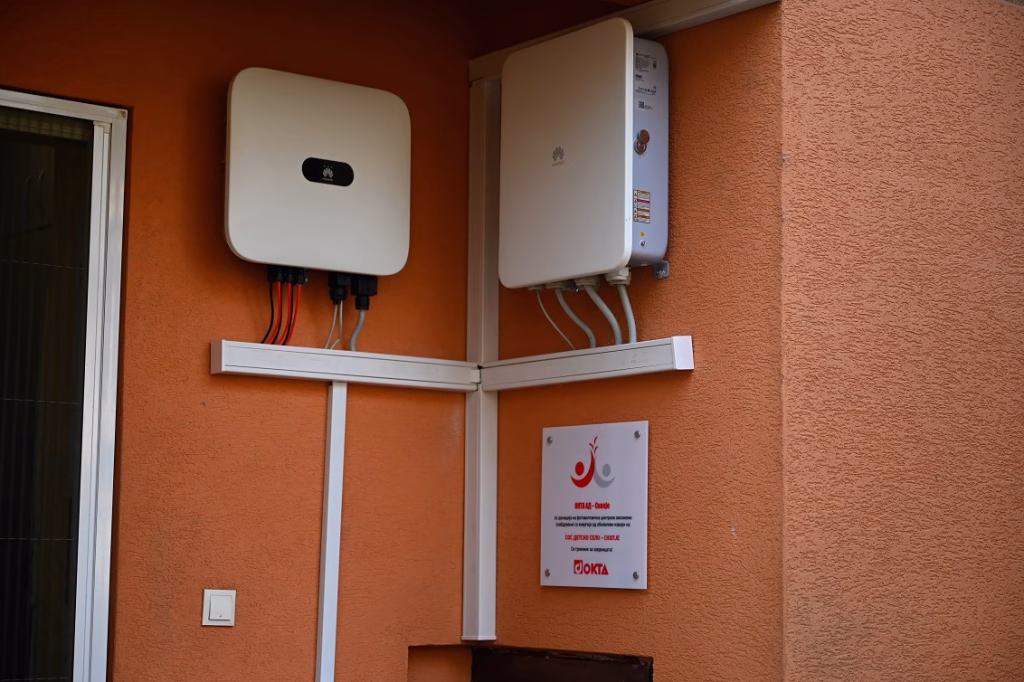 Фотоволтаични централи и за четири куќи од СОС Детско село – до 2027 година ОКТА ќе обезбеди производство и складирање на енергија од обновливи извори за целиот комплекс