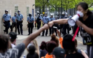 Трамп се заканува дека ќе го употреби Законот за бунт поради протестите во Минесота