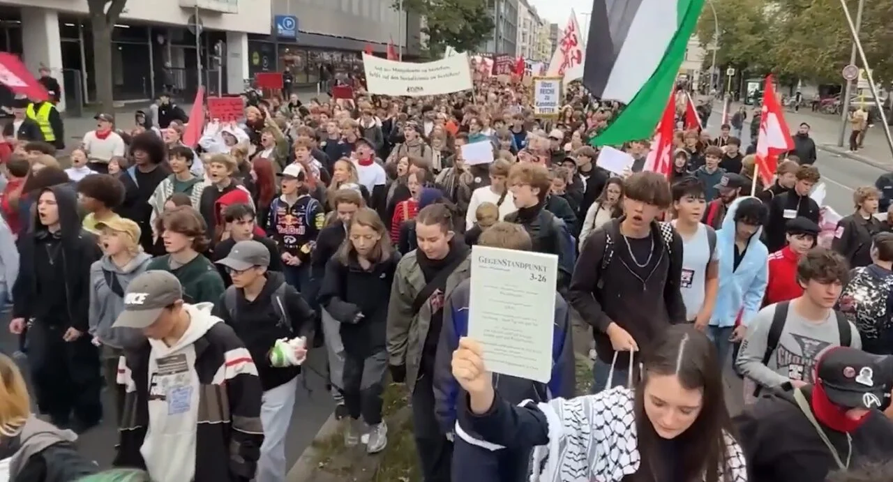 (Видео) Над 45.000 ученици протестираа во Германија против можноста за задолжителен воен рок