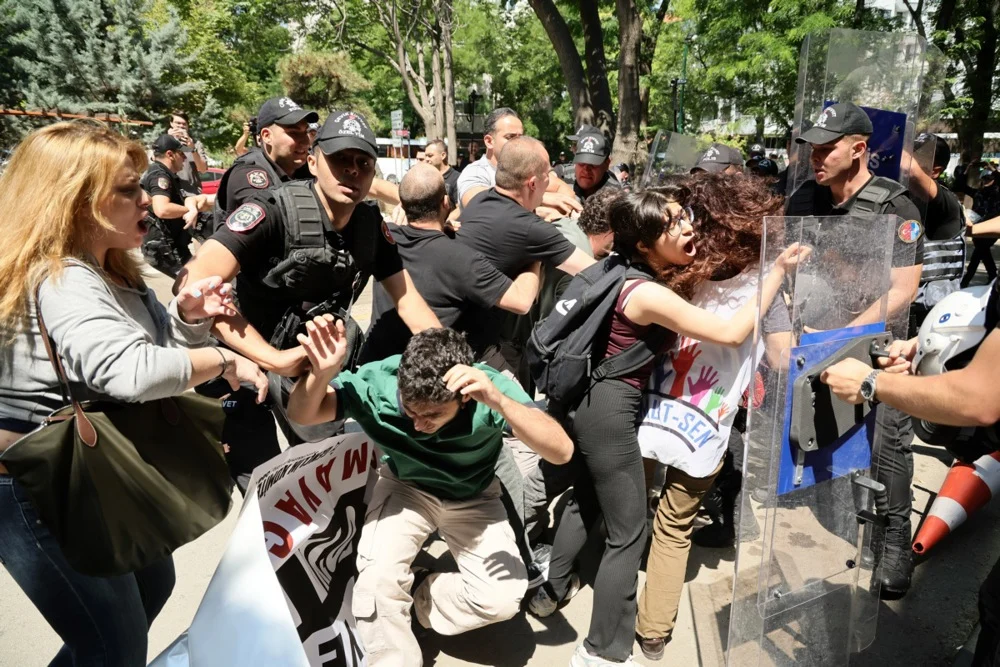 Турската полиција приведе демонстранти на протест против НАТО во Анкара
