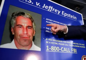 ПРЕТРЕСИ ВО ПАРИЗ: Поранешниот министер Жак Ланг и ќерката Каролина поврзани со аферата Епстин