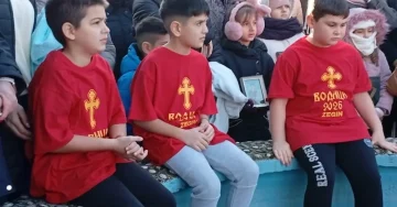 (ФОТО) Три дечиња скокаа по крстот во Дебар, најсреќен беше Дамјан Стефановски