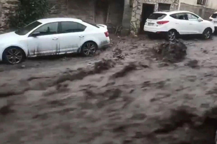 Две жени загинаа во поплави и одрон во Шпанија, настрадаа и бебиња