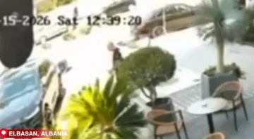 (ВИДЕО) НЕУСПЕШЕН ОБИД ЗА ЛИКВИДАЦИЈА ВО КАФУЛЕ ВО ЕЛБАСАН: Му впери пиштол во глава, но му се закочи