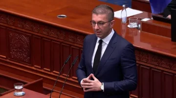 (ВИДЕО) „ПАТРИОТИ ОД АЛИ ЕКСПРЕС ДОДЕКА СТЕ ВО ОПОЗИЦИЈА“: Мицкоски со остра порака до ДУИ за правосудниот испит