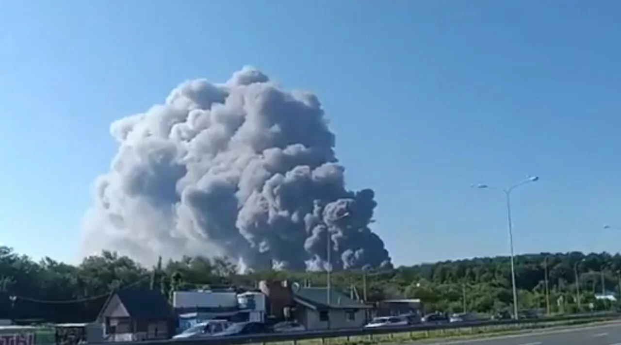 (Видео) Украински дронови нападнаа руски региони: погодена рафинерија, експлозии кај воена база