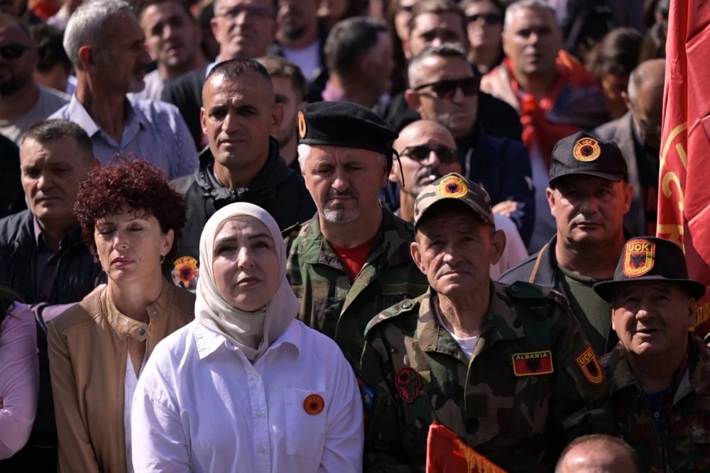 (Видео) Илјадници во Приштина незадоволни од пресудата за Тачи, дел од собраните плачеа