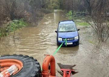 ПОЖАРНИКАРИТЕ ВО СПАСУВАЧКА АКЦИЈА: Извлечен автомобил со две лица од излеана вода на Пчиња