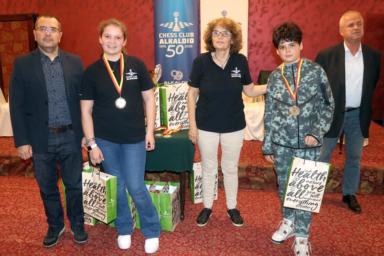 ШК Алкалоид славеше со играчите – пехарите за Николовски и Георгие