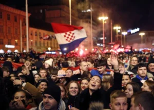 Хрватските ракометари дочекани од илјадници навивачи со настап на пејачот Томпсон