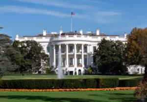 Судија и нареди на администрацијата на Трамп да го врати пристапот до Белата куќа за Си-Ен-Ен, Ем-Ес-Ен-Би-Си и Политико