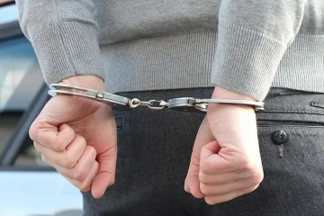 СО ТВРД ПРЕДМЕТ ЈА НАПАДНАЛ СНААТА И НЕЈЗИНАТА 7-ГОДИШНА ЌЕРКА: Полицијата приведе 46-годишник од тетовско