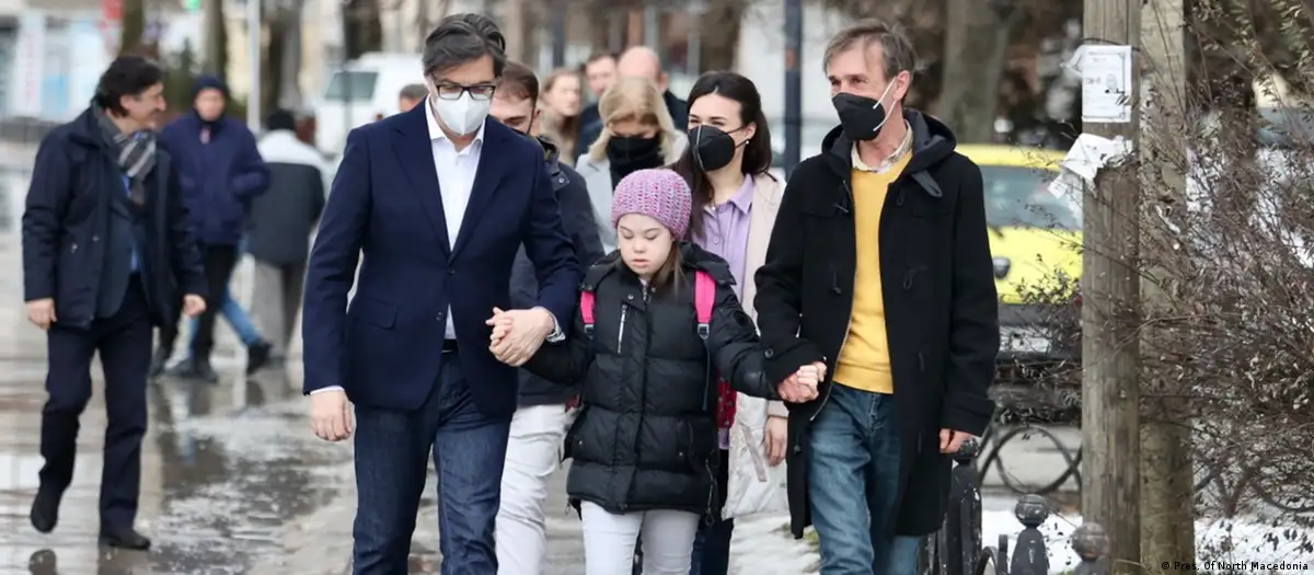 Ембла – 4 години откако претседателот ја одведе на училиште