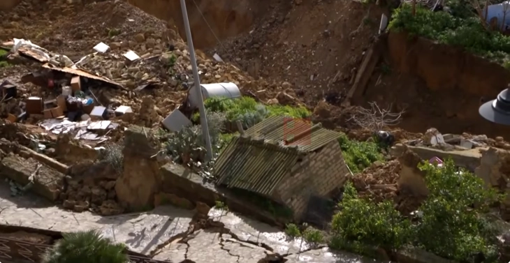 Пожарникари од Сицилија спасија 400 ретки книги по свлечиштето – библиотеката и натаму во опасност