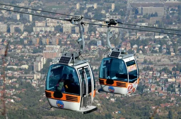 (ВИДЕО) СИЛЕН ВЕТЕР ДУВА ВО СКОПЈЕ: Жичницата на Водно прекина со работа заради временските услови