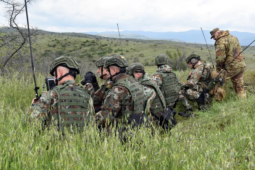 (Фото) На армискиот полигон „Криволак“ офанзивни тактички операции во „Блесок 26“ со тековно учество на оценувачкиот тим и НАТО монитори