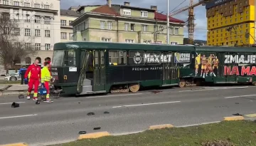 (ВИДЕО) НА ЕДНА ОД НАЈФРЕКВЕНТНИТЕ УЛИЦИ ВО САРАЕВО: Трамвај излета од шините, едно лице загина, двајца се повредени