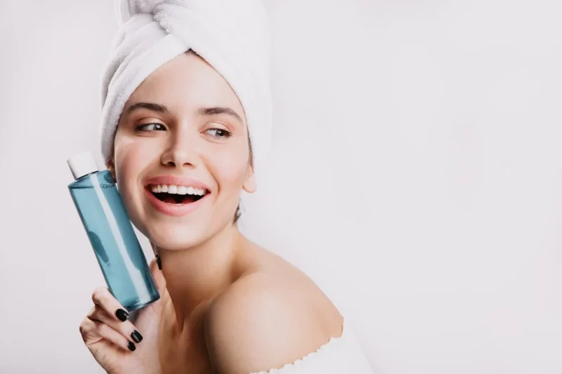 Четири генијални начини да ја направите мицеларната вода дел од вашата рутина за убавина