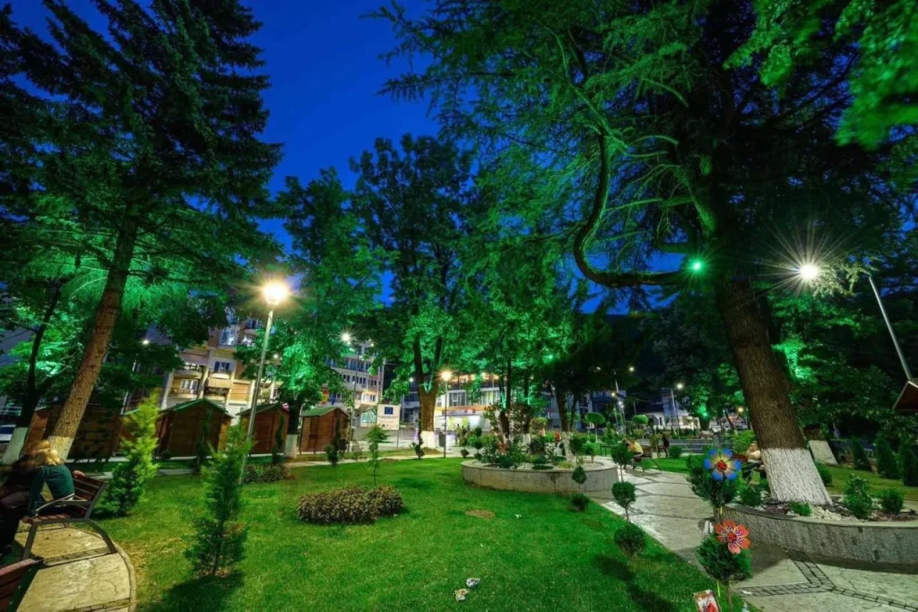 (Фото) Крива Паланка – разеленета, цветна и уредена