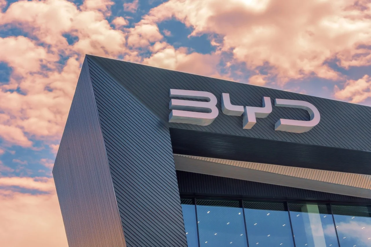 САД ги додадоа Alibaba и BYD на листата компании поврзани со кинеската војска