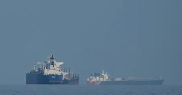 (ВИДЕО) ПРИВРЕМЕНО УБЛАЖУВАЊЕ НА САНКЦИИТЕ: САД одобруваат транспорт на иранска нафта