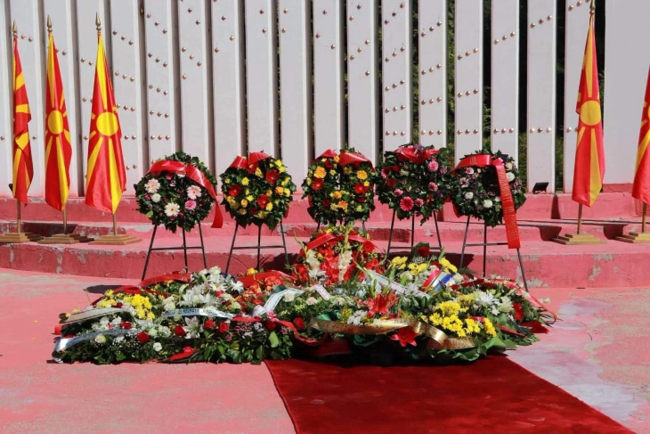 Делегација на Општина Куманово положи цвеќе на одбележувањето на АСНОМ во Меморијалниот центар во Пелинце