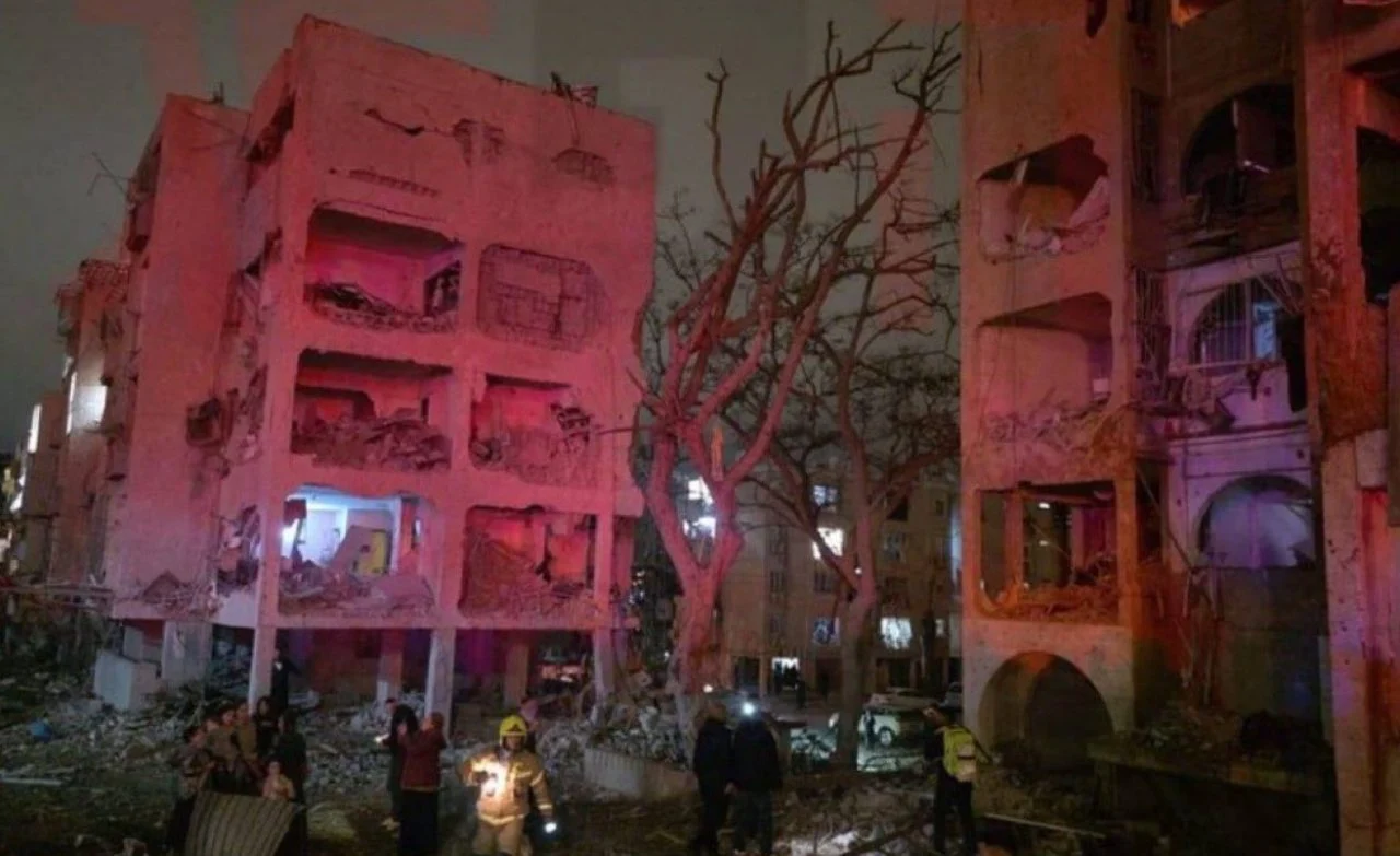 (Видео) Иран со балистичка ракета нападна уште еден град во јужен Израел – најмалку 30 повредени